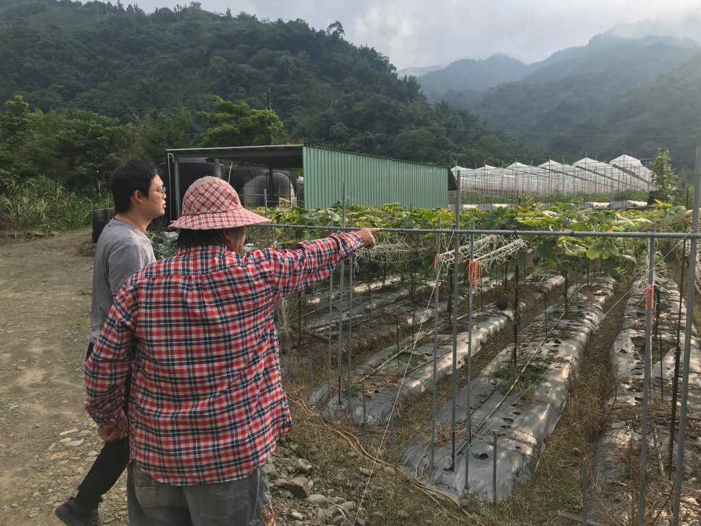 與農民洽談山區偏鄉學校地產地消推動2